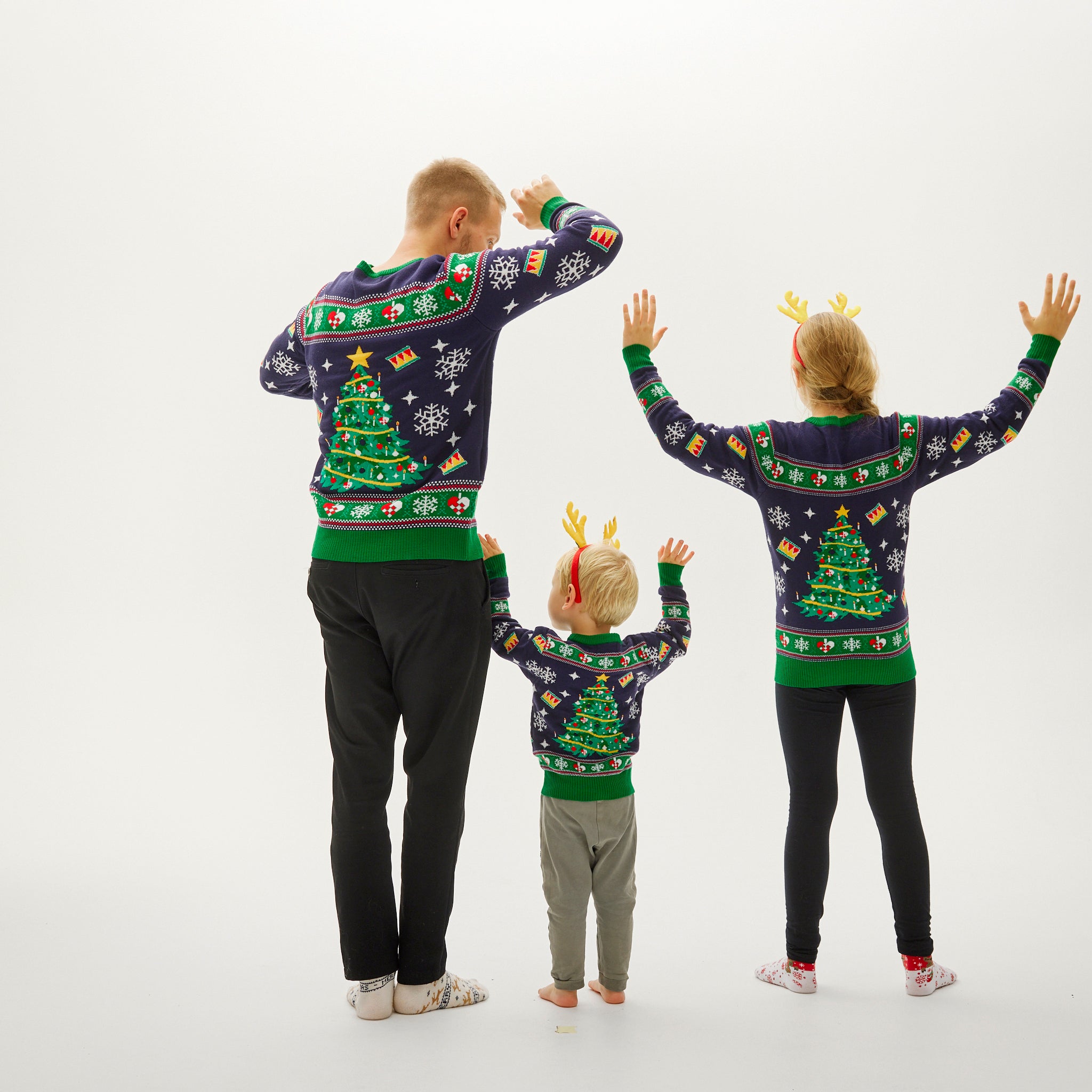 Kinder-Weihnachtspullover mit LED-Weihnachtsbaum in Navy, festlich und warm.